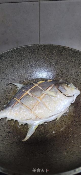 辣白菜烧鲳鱼的做法步骤：4