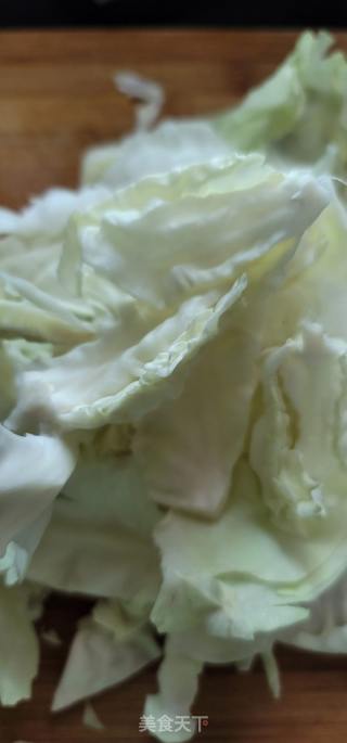 葱油淋手撕包菜的做法步骤：2