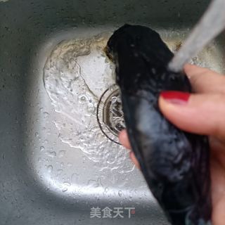 葱香虾皮拌茄子的做法步骤：1
