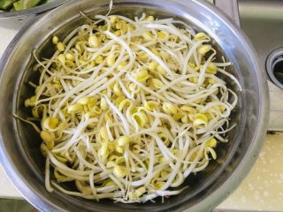鸡肉焖面的做法步骤：1