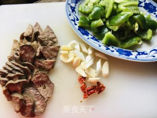 杮子椒炒五香肺的做法步骤：1