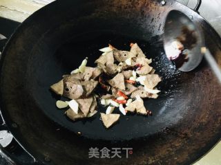 杮子椒炒五香肺的做法步骤：3