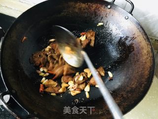 杮子椒炒五香肺的做法步骤：4