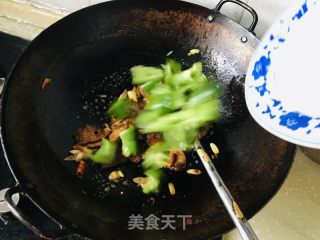 杮子椒炒五香肺的做法步骤：5