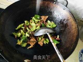 杮子椒炒五香肺的做法步骤：6