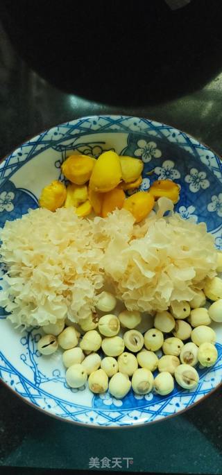 凤眼果银耳莲子羹的做法步骤：1