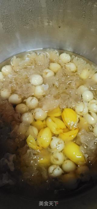凤眼果银耳莲子羹的做法步骤：4