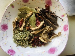 卤味肘子的做法步骤：1