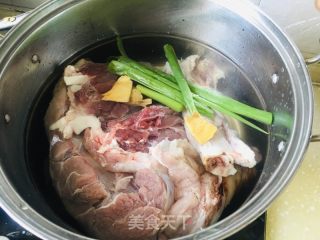 卤味肘子的做法步骤：3