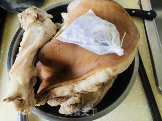 卤味肘子的做法步骤：5