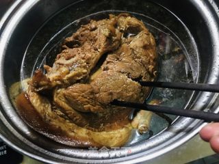 卤味肘子的做法步骤：14