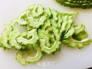 苦瓜炒鸡蛋的做法步骤：2