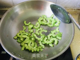 苦瓜炒鸡蛋的做法步骤：5