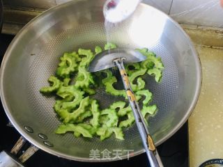 苦瓜炒鸡蛋的做法步骤：6