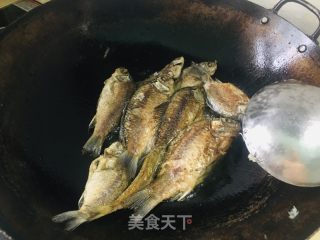 家常烧鲫鱼的做法步骤：3