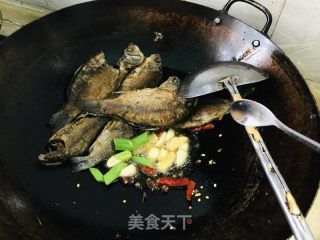 家常烧鲫鱼的做法步骤：4
