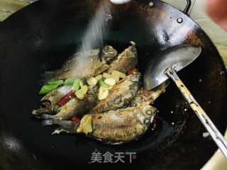 家常烧鲫鱼的做法步骤：5
