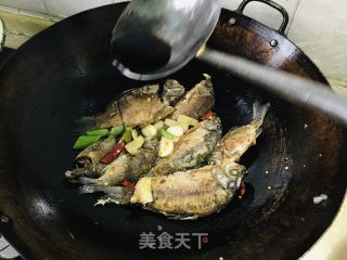 家常烧鲫鱼的做法步骤：6