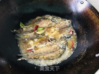 家常烧鲫鱼的做法步骤：8