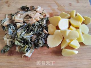 土豆芥菜干炖红烧肉的做法步骤：9