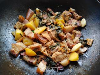 土豆芥菜干炖红烧肉的做法步骤：11