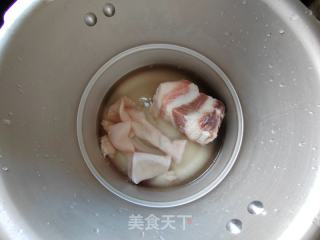 茭白秋葵炒回锅肉的做法步骤：2