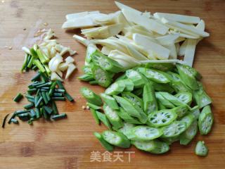 茭白秋葵炒回锅肉的做法步骤：5