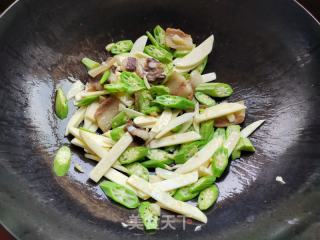 茭白秋葵炒回锅肉的做法步骤：7