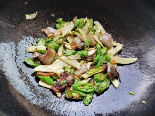茭白秋葵炒回锅肉的做法步骤：8
