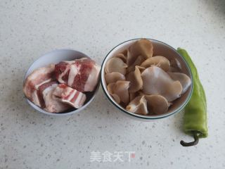 辣椒玉木耳炒肉的做法步骤：1