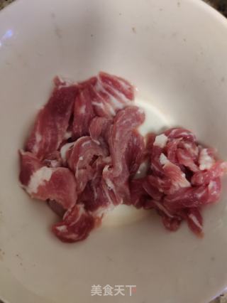 丝瓜炒瘦肉的做法步骤：2