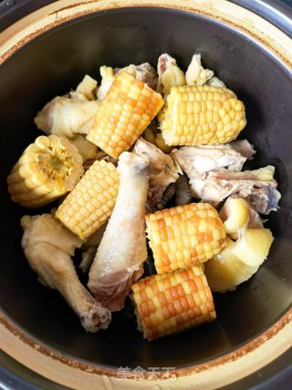 香糯玉米炖石橄榄鸡汤的做法步骤：3
