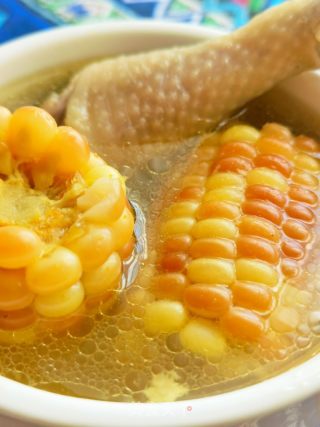 香糯玉米炖石橄榄鸡汤的做法步骤：6