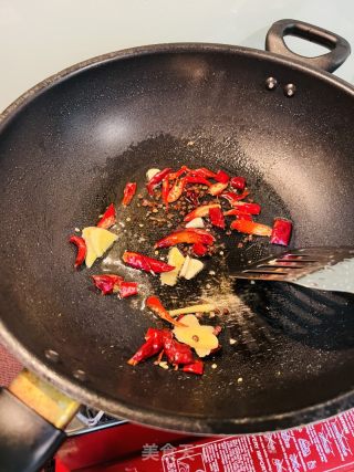 腊肉炒西兰花的做法步骤：1