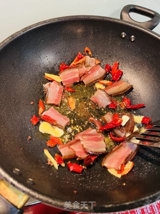 腊肉炒西兰花的做法步骤：2
