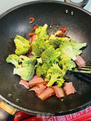 腊肉炒西兰花的做法步骤：3