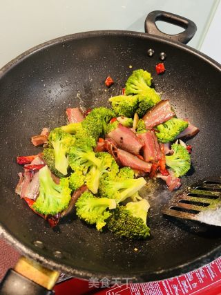 腊肉炒西兰花的做法步骤：4