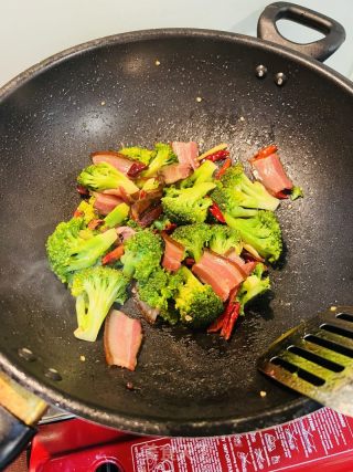 腊肉炒西兰花的做法步骤：5