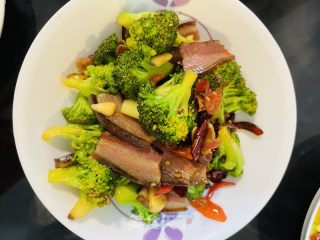 腊肉炒西兰花的做法步骤：6