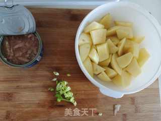 金枪鱼烧土豆的做法步骤：2