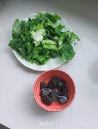 松花蛋炒油麦菜的做法步骤：1