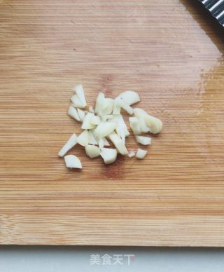松花蛋炒油麦菜的做法步骤：2