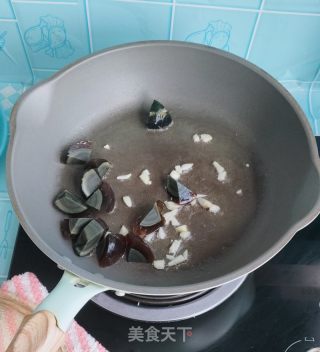 松花蛋炒油麦菜的做法步骤：3