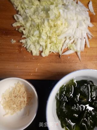 裙带菜疙瘩汤的做法步骤：1