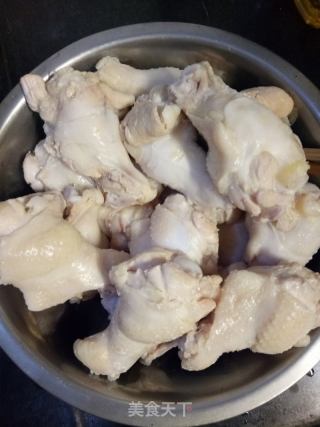 栗子炖鸡翅根的做法步骤：1