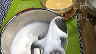 酸奶古早蛋糕，超松软抖动，像柯基臀一般可爱，口感松软清新。的做法步骤：9