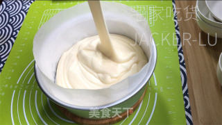 酸奶古早蛋糕，超松软抖动，像柯基臀一般可爱，口感松软清新。的做法步骤：14