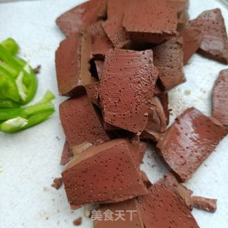 老干妈炒猪血的做法步骤：5