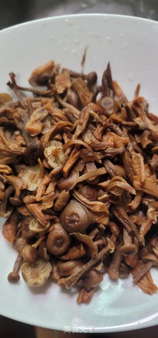 腊肉炒双菇的做法步骤：1
