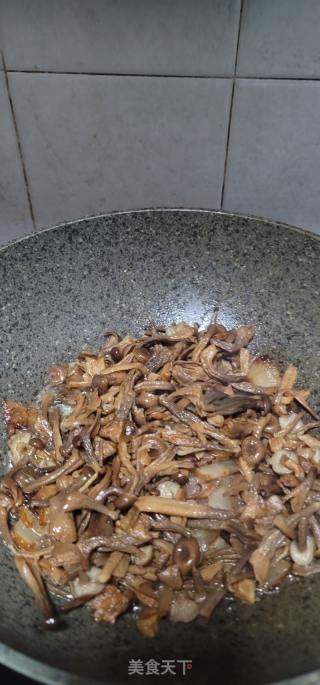 腊肉炒双菇的做法步骤：4